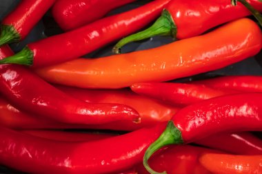 Olgun kırmızı kırmızı kırmızı biberler yakın plan. Meksika yemekleri için sebzeler