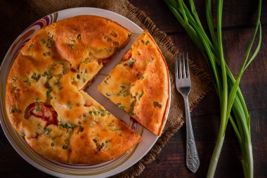 Tavuklu, otlu ve domatesli nefis ev yapımı turta..