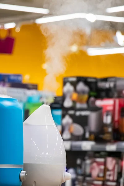 店内で蒸気で加湿器のデモンストレーション 医療機器 — ストック写真