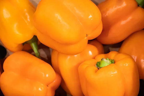 農家の市場で黄色のピーマン 健康的な食事のための野菜 — ストック写真