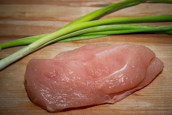 Primer Plano Filete Pollo Con Verduras Una Tabla Cortar — Foto de Stock