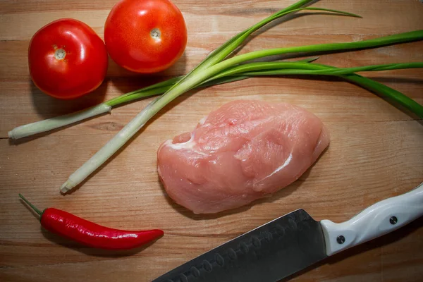 Filete Pollo Tomates Una Tabla Cortar Proceso Cocción Cerca — Foto de Stock