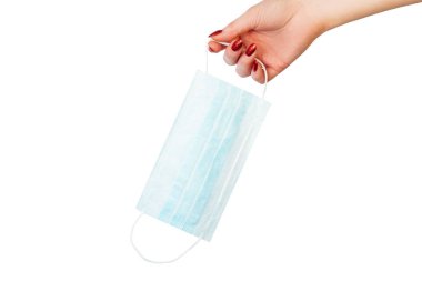 Tıbbi maske tutan bir el. Koronavirüse karşı korunma.