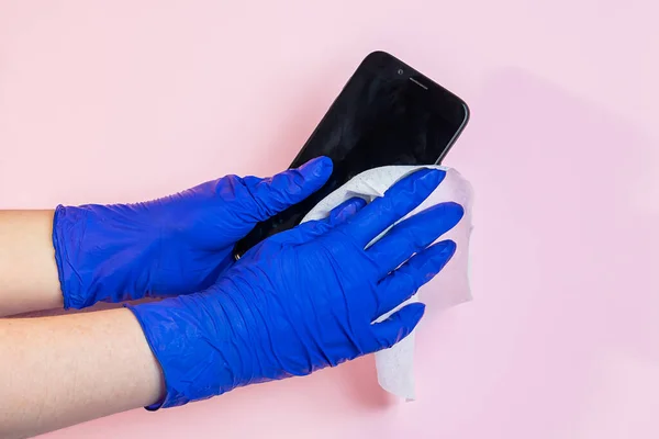 Χέρια Γάντια Λατέξ Απολυμαίνουν Smartphone Αντισηπτικό Έννοια Της Προληπτικής Προστασίας — Φωτογραφία Αρχείου