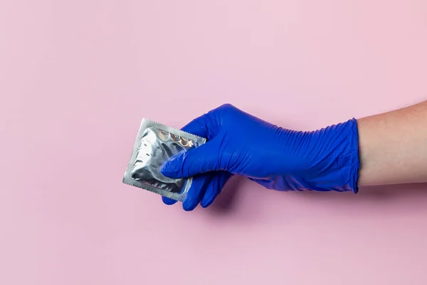 Egy Kéz Egy Kék Latex Kesztyűben Óvszert Tart Koronavírus Elleni — Stock Fotó