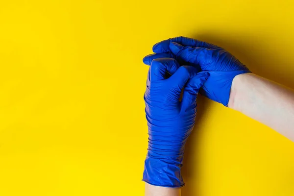 一个女人摘下了他的蓝色乳胶手套 检疫结束 — 图库照片
