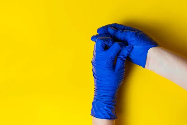 Une Femme Enlève Ses Gants Latex Bleu Fin Quarantaine — Photo