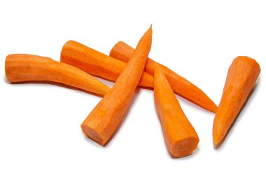 Beyaz arka planda soyulmuş havuç. Yemek pişirmek için gerekli malzemeler.