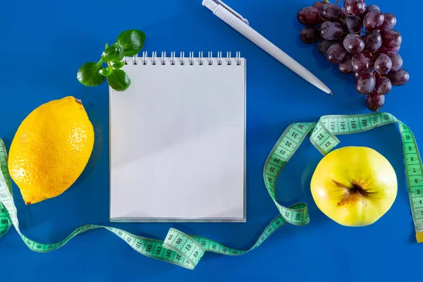 Pusty Notatnik Owoce Taśma Pomiarowa Niebieskim Tle Koncepcja Diety Prawidłowego — Zdjęcie stockowe