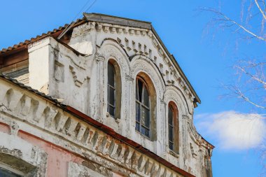 18. yüzyılın terk edilmiş eski binası. Güzel bir antik evin cephesi.