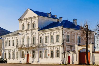 Güzel, eski bir ev. 19. yüzyılın eski beyaz binası mavi gökyüzüne karşı..