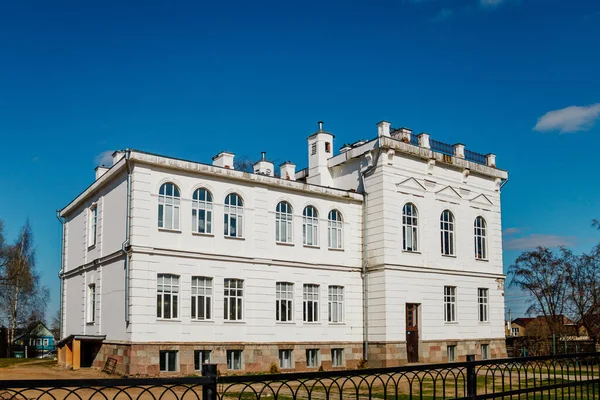 Hermosa Casa Vieja Antiguo Edificio Blanco Del Siglo Xix Contra — Foto de Stock