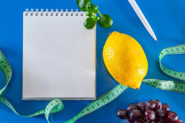 Koncepcja Diety Prawidłowego Odżywiania Owoce Taśma Pomiarowa Niebieskim Tle Układ — Zdjęcie stockowe