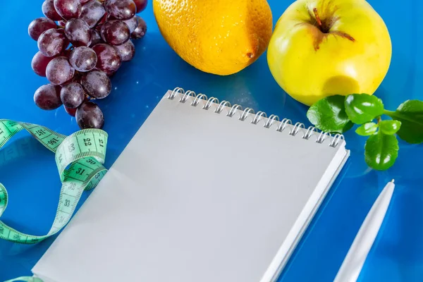 Koncepcja Diety Prawidłowego Odżywiania Owoce Taśma Pomiarowa Niebieskim Tle Układ — Zdjęcie stockowe
