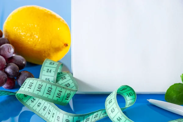 Cuaderno Blanco Frutas Cinta Métrica Sobre Fondo Azul Concepto Dieta — Foto de Stock