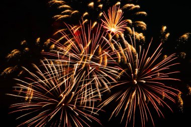 Şenlikli bir gecede çok renkli parlak havai fişekler. Gökyüzündeki renkli ateş patlamaları.