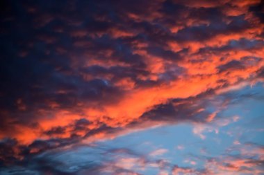 Gökyüzünde güzel pembe gün batımı. Güneşte mor bulutlar. Tasarım için bulanık arkaplan. Seçici odak.