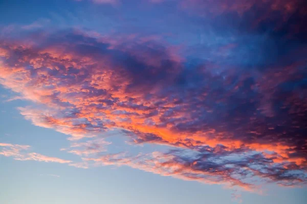 Schöner Rosa Sonnenuntergang Himmel Lila Wolken Der Sonne Unscharfer Hintergrund — Stockfoto