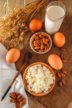 Ev yapımı kırsal protein dengeli diyet gıdalar. Süzme peynir, yumurta, fındık ve süt. Dikey fotoğraf