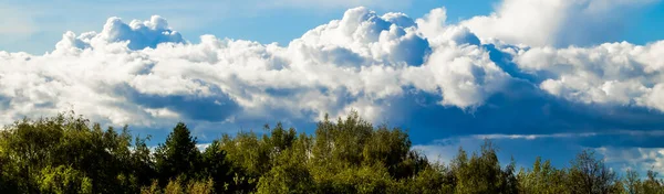 Landschaft Mit Schönen Flauschigen Wolken Blauen Himmel Bannerformat Für Design — Stockfoto