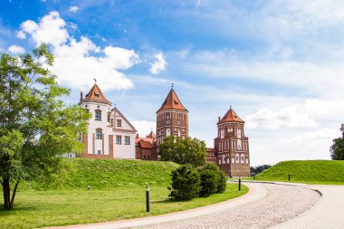 Mir, Belarus. Mavi gökyüzünün arka planında eski güzel bir ortaçağ kalesi. Yaz manzarası, antik mimari.