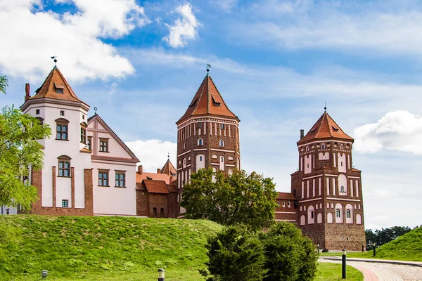 Mir Bielorrússia Castelo Medieval Sobre Fundo Céu Azul Paisagem Verão — Fotografia de Stock