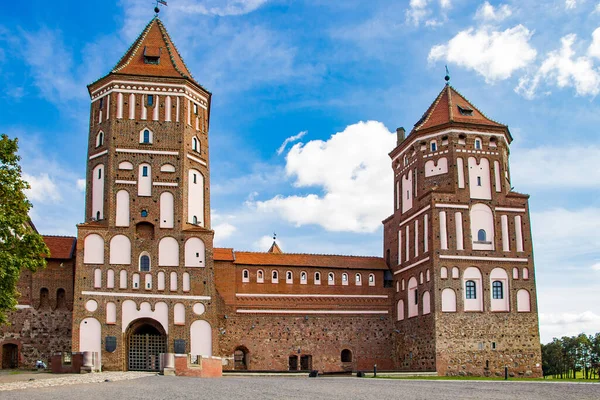 Mir Bielorrússia Belo Castelo Medieval Velho Fundo Céu Azul Verão — Fotografia de Stock