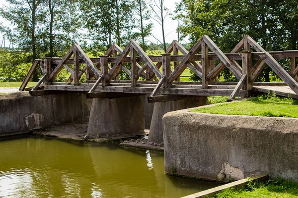 Старая Дамба Деревянным Мостом Вид Летний Солнечный Пейзаж — стоковое фото