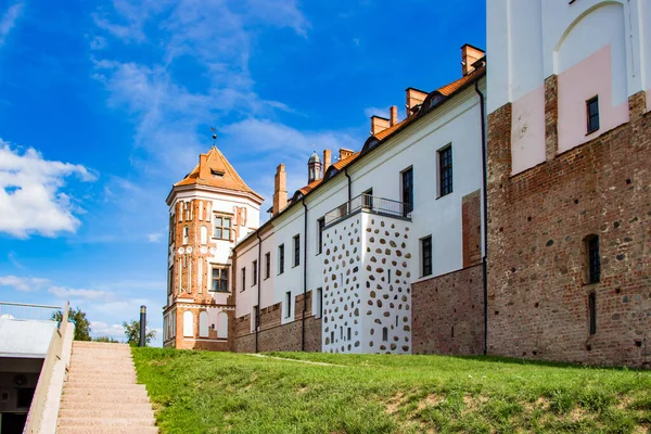 Mir Bielorrússia Belo Castelo Medieval Velho Fundo Céu Azul Verão — Fotografia de Stock