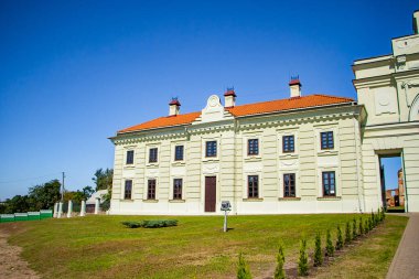 Ruzhany 'deki eski ortaçağ sarayının manzarası. Eski bir kalenin yeniden inşası. Brest bölgesi, Belarus.