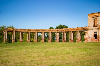 Ruzhany 'de sütunları olan terk edilmiş eski bir ortaçağ sarayının kalıntıları. Brest bölgesi, Belarus.