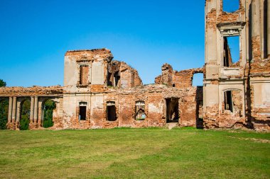 Ruzhany 'de bir ortaçağ şatosunun kalıntıları. Köşe yazılarıyla harap olmuş eski saray kompleksinin manzarası. Brest bölgesi, Belarus.