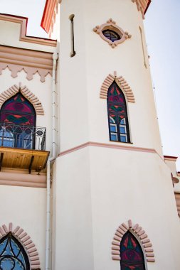 Eski bir ortaçağ şatosunun dış detayları. Beyaz Rusya 'nın Brest bölgesindeki Kossovo Sarayı' nın güzel cephesi.