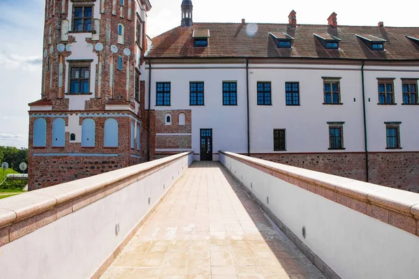 Mir Bielorrússia Vista Castelo Medieval Sobre Fundo Céu Azul Linda — Fotografia de Stock