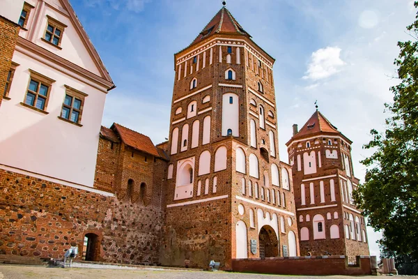 Mir Bielorrússia Vista Castelo Medieval Sobre Fundo Céu Azul Linda — Fotografia de Stock