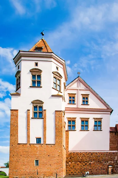 Mir Vitryssland Medeltida Slott Bakgrund Blå Himmel Sommarlandskap Antik Arkitektur — Stockfoto