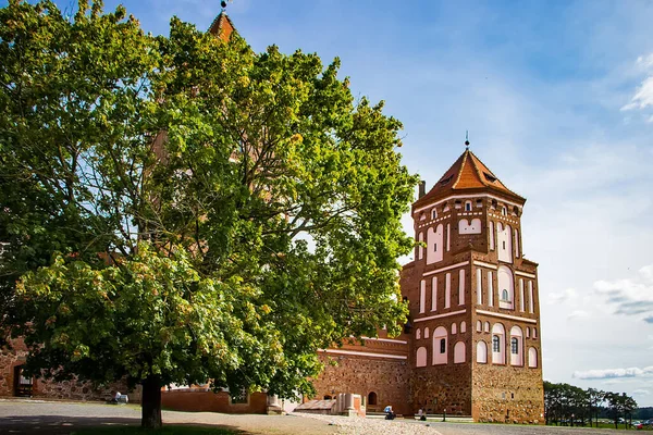 Mir Bielorrússia Vista Castelo Medieval Sobre Fundo Céu Azul Linda — Fotografia de Stock