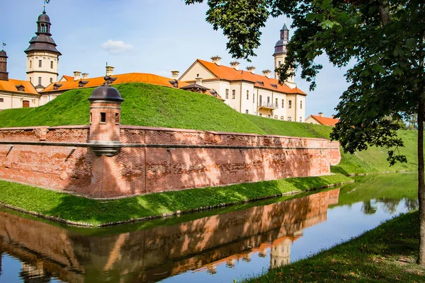 Nesvizh Bielorrússia Vista Belo Castelo Medieval Dia Verão Uma Fortaleza — Fotografia de Stock