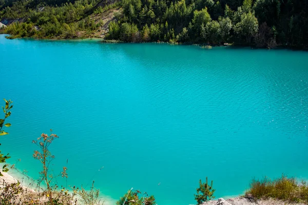 Красивый Пейзаж Горное Озеро Необычной Яркой Бирюзовой Водой Каменное Побережье — стоковое фото
