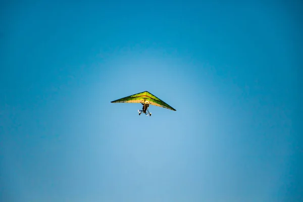 青い空にグライダーをぶら下げて 極端な危険なスポーツ 航空便 — ストック写真