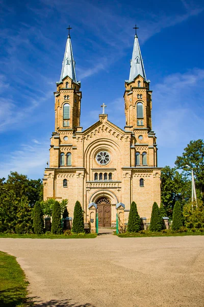 Antiga Igreja Católica Medieval Fundo Céu Azul Verão Paisagem Ensolarada — Fotografia de Stock