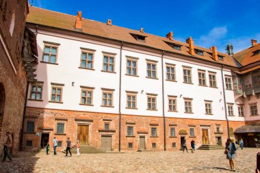 Mir, Belarus - 08.22.2019: Mavi gökyüzünün arka planında bir ortaçağ kalesinin görüntüsü. Güzel yaz panoramik manzara.