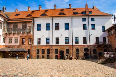 Mir, Belarus - 08.22.2019: Mavi gökyüzünün arka planında bir ortaçağ kalesinin görüntüsü. Güzel yaz panoramik manzara.