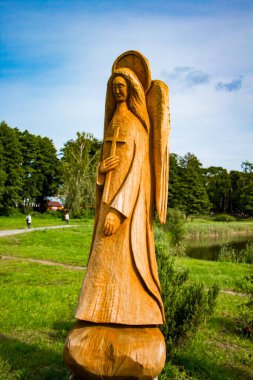 Nesvizh, Belarus - 08.22.2019: Parkta el yapımı güzel ahşap heykeller.