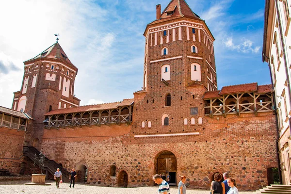 Mir Bielorrússia 2019 Vista Castelo Medieval Sobre Fundo Céu Azul — Fotografia de Stock