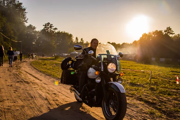 在阳光明媚的夏日 骑摩托车的人在路上骑车 2019年8月24日 白俄罗斯利达 — 图库照片