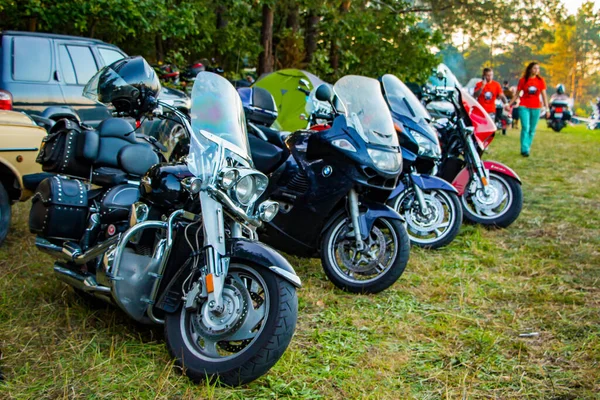 国际摩托车节 美丽的摩托车停在营地中央 2019年8月24日 白俄罗斯利达 — 图库照片