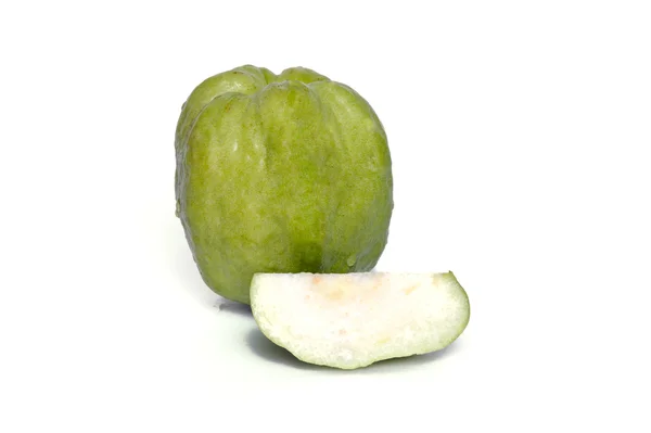 Fruta de goiaba e meia peça isolada sobre fundo branco — Fotografia de Stock