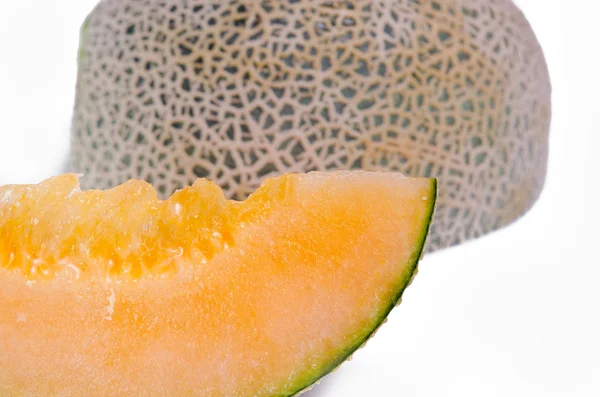 Kantaloupe oder Charentais-Melone in Scheiben geschnitten auf weißem Hintergrund — Stockfoto