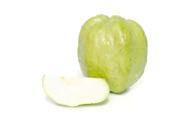Guave Frucht und Hälfte Stück isoliert auf weißem Hintergrund — Stockfoto
